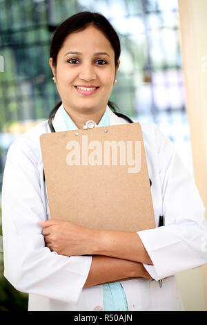 Junge Ärztin holding Zwischenablage Stockfoto