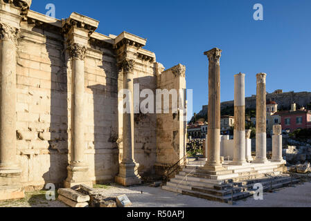 Athen. Griechenland. Bleibt der westlichen Wand von Hadrian's Bibliothek, von den römischen Kaiser Hadrian in ANZEIGE 132 erstellt, der Acroplois im Hintergrund sichtbar. Stockfoto