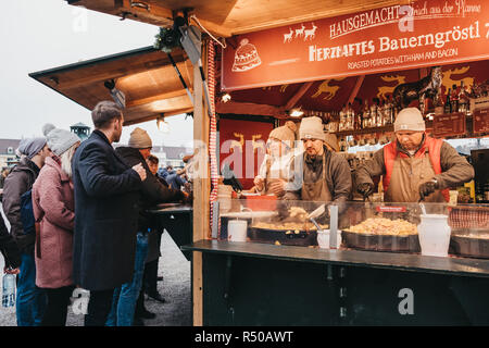 Wien, Österreich - November 25, 2018: Die Menschen essen an Weihnachten und Neujahr Markt in Schönbrunn, eines der wichtigsten Arc zu kaufen Stockfoto
