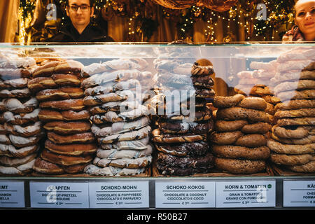 Wien, Österreich - 25 November 2018: Stapel von frisch gebackenen Brezeln auf Verkauf an Weihnachten und Neujahr Markt in Schönbrunn, einer der am meisten Stockfoto