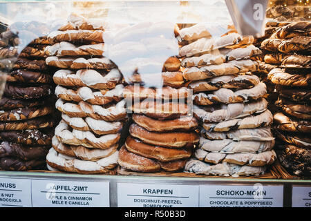 Stapel von frisch gebackenen Brezeln auf Verkauf zu einem Weihnachtsmarkt stehen. Stockfoto