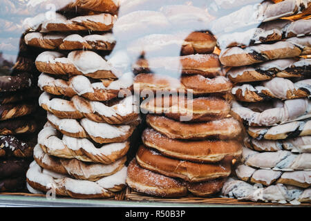 Stapel von frisch gebackenen Brezeln auf Verkauf zu einem Weihnachtsmarkt stehen. Stockfoto