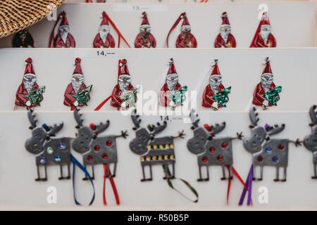 Zeilen aus Metall handgefertigten Christbaumschmuck auf Verkauf zu einem Europäischen Weihnachtsmarkt. Stockfoto