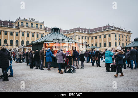 Wien, Österreich - 25 November 2018: Menschen in Weihnachten und Silvester Markt in Schönbrunn, eines der wichtigsten architektonischen monum Stockfoto