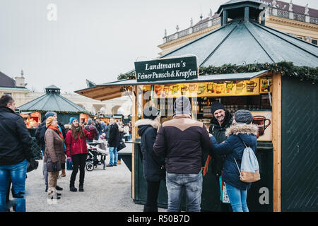 Wien, Österreich - 25 November 2018: Menschen Geselligkeit innerhalb Weihnachten und Neujahr Markt in Schönbrunn, eines der wichtigsten Arachiten Stockfoto