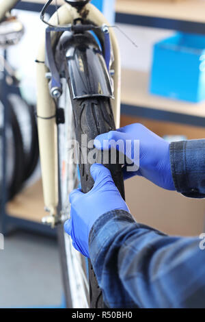 Das Fahrrad repariert das Fahrrad in der Bike. Stockfoto