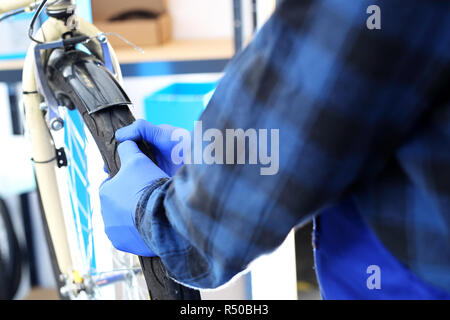 Das Fahrrad repariert das Fahrrad in der Bike. Stockfoto