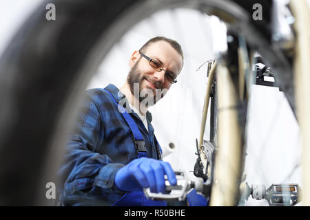 Fahrrad Zubehör, Fahrrad zu fahren. bike Service, Pedal Wartung. Mann strafft und schmiert die Pedale in der Bike Stockfoto