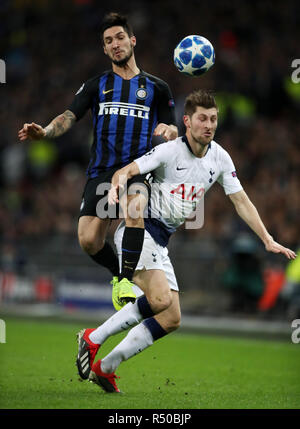 Inter Mailand ist Matteo Politano und Tottenham Hotspur der Ben Davies (rechts) Kampf um den Ball während der UEFA Champions League, Gruppe B Match im Wembley Stadion, London. Stockfoto