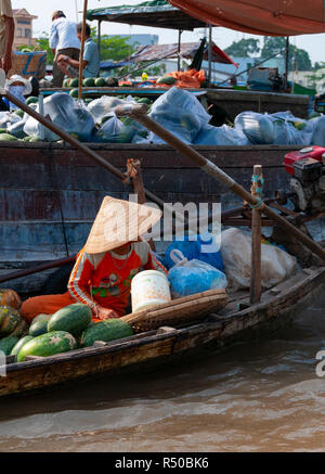 Traditionelle vietnamesische Bäuerin in konischer hat versuchen, ihre Produkte auf dem Cai Rang Floating Market zu verkaufen, in der Provinz Can Tho, Vietnam Stockfoto