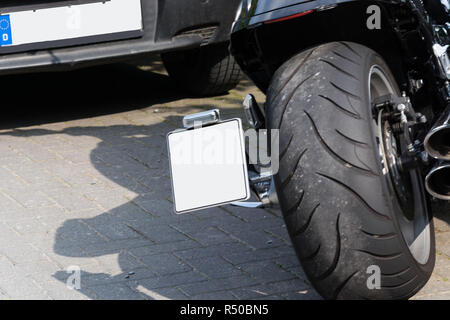 Nahaufnahme eines großen Reifen eines modernen Motorrad geparkt. Stockfoto