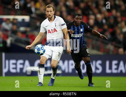 Tottenham Hotspur ist Harry Kane (links) und Inter Mailand der Kwadwo Asamoah Kampf um den Ball während der UEFA Champions League, Gruppe B Match im Wembley Stadion, London. Stockfoto