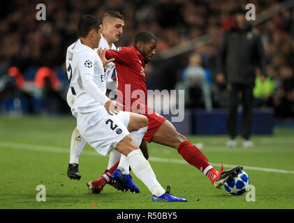 Liverpools Georginio Wijnaldum (rechts) hält weg von Paris Saint-Germain ist Thiago Silva (links) und Marco Verratti während der UEFA Champions League, Gruppe C Spiel im Parc des Princes, Paris. Stockfoto