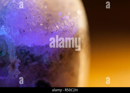 Ozean Jasper Kristallexemplar aufgenommen mit wunderschöner bunter magischer Beleuchtung. Edelsteinmineralien. Details aus der Nähe. Stockfoto