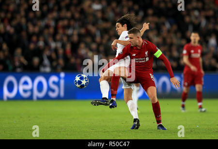 Paris Saint-Germain des Edinson Cavani (links) und Liverpools Jordan Henderson Kampf um den Ball während der UEFA Champions League, Gruppe C Spiel im Parc des Princes, Paris. Stockfoto