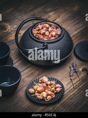 Teekanne mit rosenknospen Stockfoto