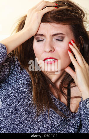 Balance Sleep Deprivation Gesundheitskonzept. Frau auf Couch mit Kopf Schmerzen macht Nickerchen Stockfoto