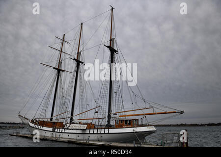 Empire Sandy Tall Ship an der Toronto Harbourfront Centre günstig mit takelage gegen bewölkten Himmel und Toronto Islands Stockfoto