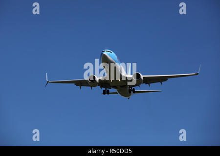 Ein Thomson Holidays Jet macht seinen Weg in das Land am Flughafen Edinburgh Stockfoto