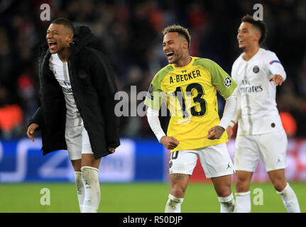 Paris Saint-Germain des Kylian Mbappe (links) und Neymar feiern, nachdem die UEFA Champions League, Gruppe C Spiel im Parc des Princes, Paris. Stockfoto