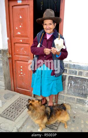 Spinnen von Wolle in Chavin de Huantar. Abteilung der Ancash. PERU Stockfoto