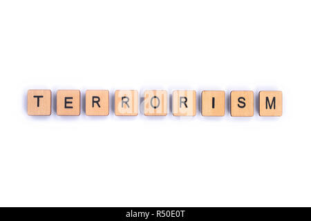 Das Wort TERRORISMUS, Dinkel mit hölzernen Buchstabensteine. Stockfoto