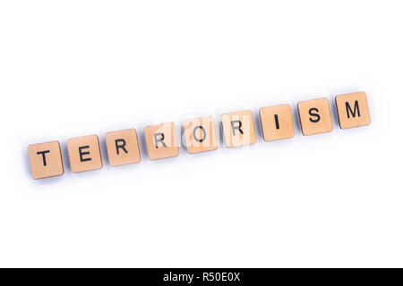 Das Wort TERRORISMUS, Dinkel mit hölzernen Buchstabensteine. Stockfoto