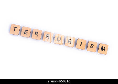 Das Wort TERRORISMUS, Dinkel mit hölzernen Buchstabensteine. Stockfoto