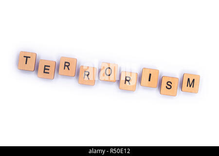 Das Wort TERRORISMUS, Dinkel mit hölzernen Buchstabensteine. Stockfoto