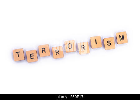 Das Wort TERRORISMUS, Dinkel mit hölzernen Buchstabensteine. Stockfoto