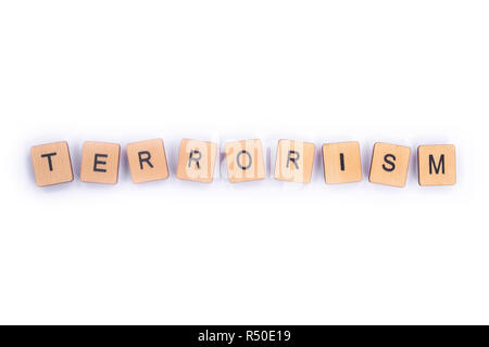 Das Wort TERRORISMUS, Dinkel mit hölzernen Buchstabensteine. Stockfoto