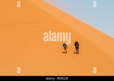 Zwei Personen climning Düne 45, Wüste Namib, Namibia Stockfoto
