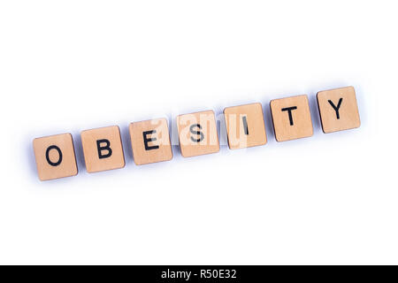 Das Wort Übergewicht, Dinkel mit hölzernen Buchstabensteine. Stockfoto