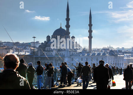 Neue Moschee an der Rückseite der Fischer auf der Galata Brücke. Eminönü Istanbul, Istanbul, Türkei. Stockfoto