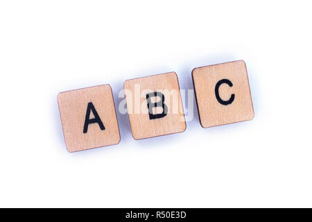 Die Buchstaben ABC, Dinkel mit hölzernen schreiben Scrabble Fliesen. Stockfoto