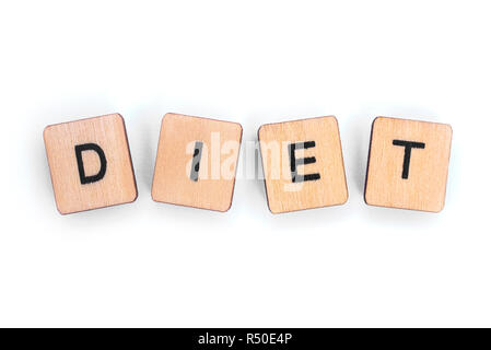 Das Wort Diät - dinkel mit hölzernen Buchstabensteine über einem weißen Hintergrund. Stockfoto