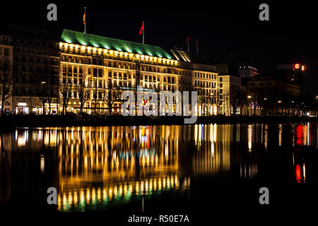 HAMBURG, DEUTSCHLAND - MÄRZ 2018: Das Fairmont Hotel Vier Jahreszeiten an der Westseite der Binnenalster am Abend entfernt Stockfoto