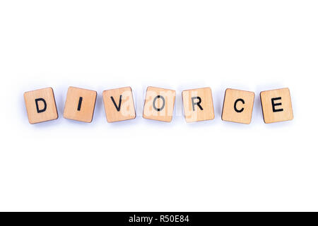 Das Wort Scheidung, Dinkel mit hölzernen Buchstabensteine über einen weißen Hintergrund. Stockfoto