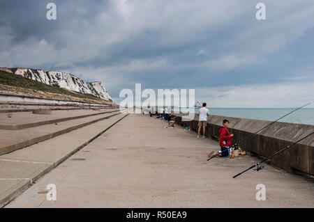 Leute angeln im Meer auf der Mole an der Queller gebaut Hoe, Kent, Großbritannien Stockfoto