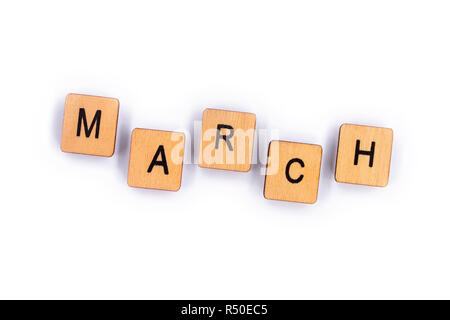 März, Dinkel mit hölzernen Buchstabensteine über einen weißen Hintergrund. Stockfoto