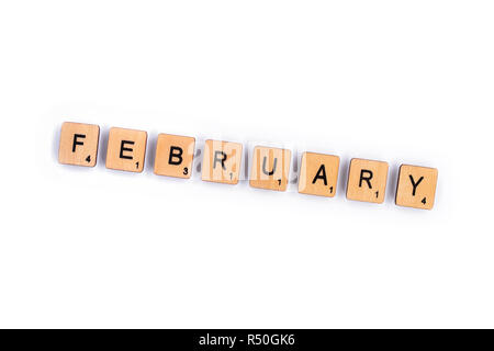 London, Großbritannien - 8. Juli 2018: Februar, Dinkel mit hölzernen Buchstabensteine über einen weißen Hintergrund. Stockfoto