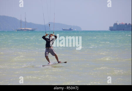 Kitesurfen in Chalong Bay, Phuket, Thailand Stockfoto