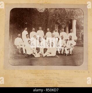 Offiziere der Südindischen Bahnhof Volunteer Corps. Ein Gruppenporträt wahrscheinlich in Trichinopoly genommen. Spalding Kollektion: Album mit Blick auf Indien und Europa. 18. Apr 1886. Foto. Quelle: Foto 335/1 (22). Sprache: Englisch. Autor: Unbekannt. Stockfoto