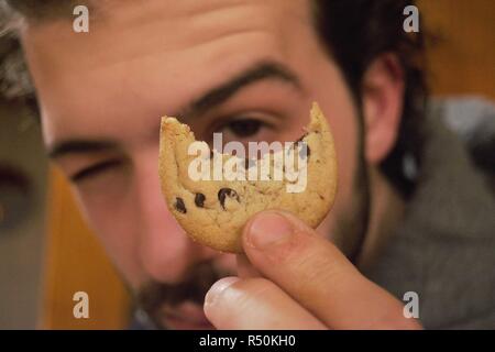 Die Hälfte der Chocolate Chip Cookie Stockfoto