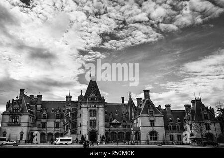 Wolken Rolle in hinter dem Biltmore House in Asheville, NC, USA Stockfoto