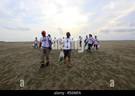 Die internationale Coastal Cleanup Day ist in Cox's Bazar beobachtet. Leute teilnehmen bei der Beseitigung von Müll und Schutt aus verschiedenen Stränden und Wasserstraßen Stockfoto