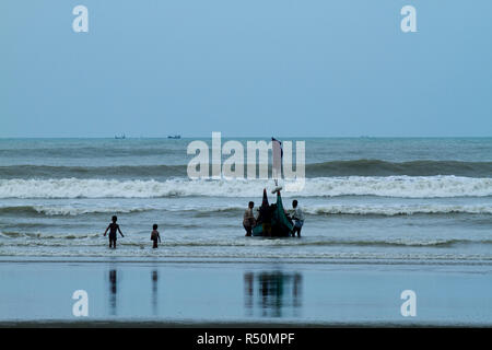 Inani Meer Strand in Ukhia Thana. Es liegt ca. 32 Kilometer südlich von Cox's Bazar entfernt. Bangladesch. Stockfoto