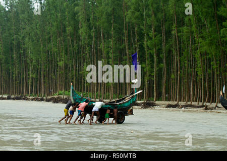 Inani Meer Strand in Ukhia Thana. Es liegt ca. 32 Kilometer südlich von Cox's Bazar entfernt. Bangladesch. Stockfoto