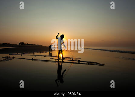 Sonnenaufgang auf dem kuakata Meer Strand, lokal als agar Kannya' oder die Tochter des Meeres bekannt. Es ist eines der seltensten natürlichen Flecken, die die vollständige bietet Stockfoto