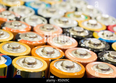 Close Up. Bunte Batterien AA Hintergrund. Energieversorgung und recycling Konzept Stockfoto